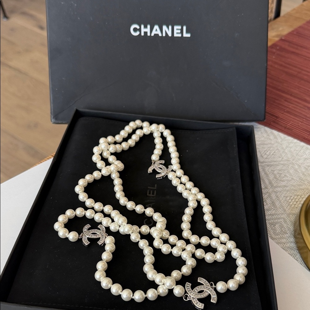 CHANEL White Pearl Necklace with Silver Accents